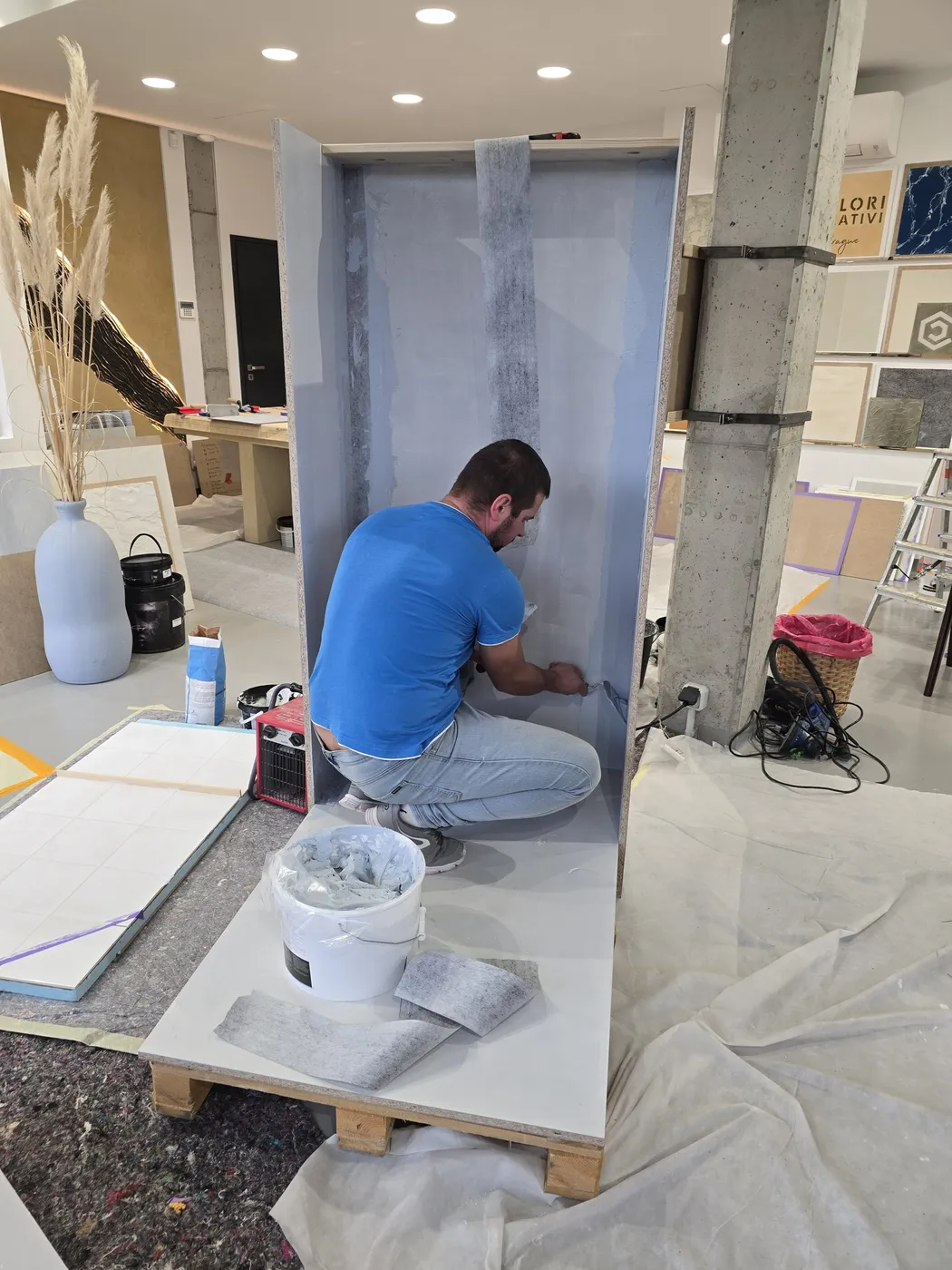 Nanášení hydroizolační vrstvy pod mikrocement ve sprchovém koutu