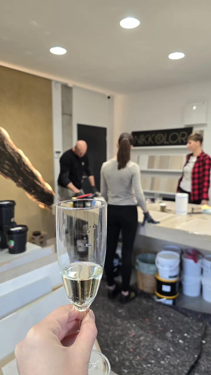 Zlatá dekorativní stěna při večerní akci v showroomu