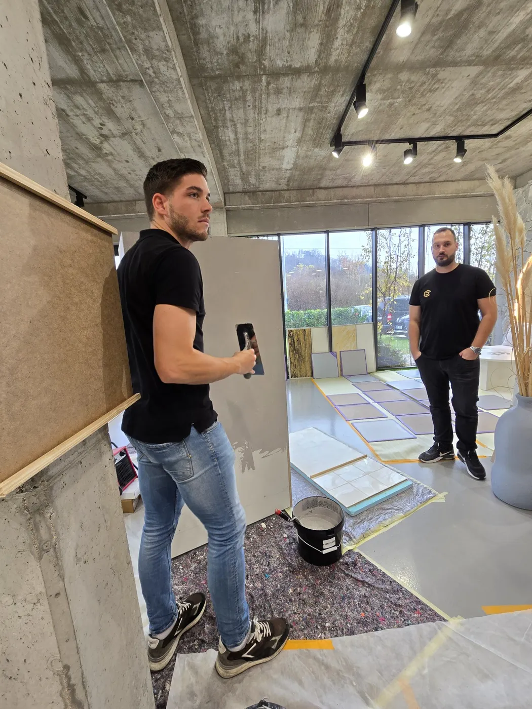 Účastník kurzu natahuje stěrku na vzorkový panel