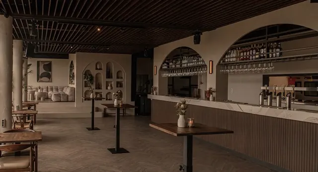 Komerční interiér se stěrkovými stěnami a obloukovými nikami
