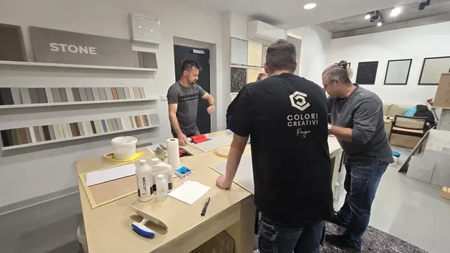 Praktická výuka práce se stěrkovými hmotami ve školicím prostoru