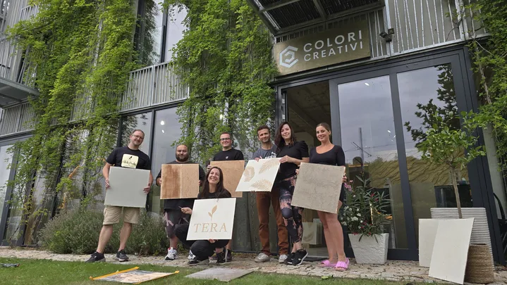 Tým showroomu se vzorky stěrek různých odstínů a značek