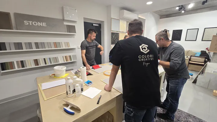 Praktická výuka práce se stěrkovými hmotami ve školicím prostoru