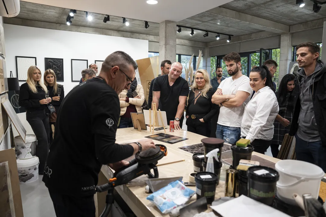 Vzorníky odstínů a ukázka broušení při prezentaci v showroomu