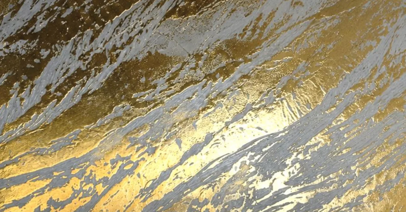 Tekutý kov Daranà, zlatá a stříbrná varianta liquid metal na stěně