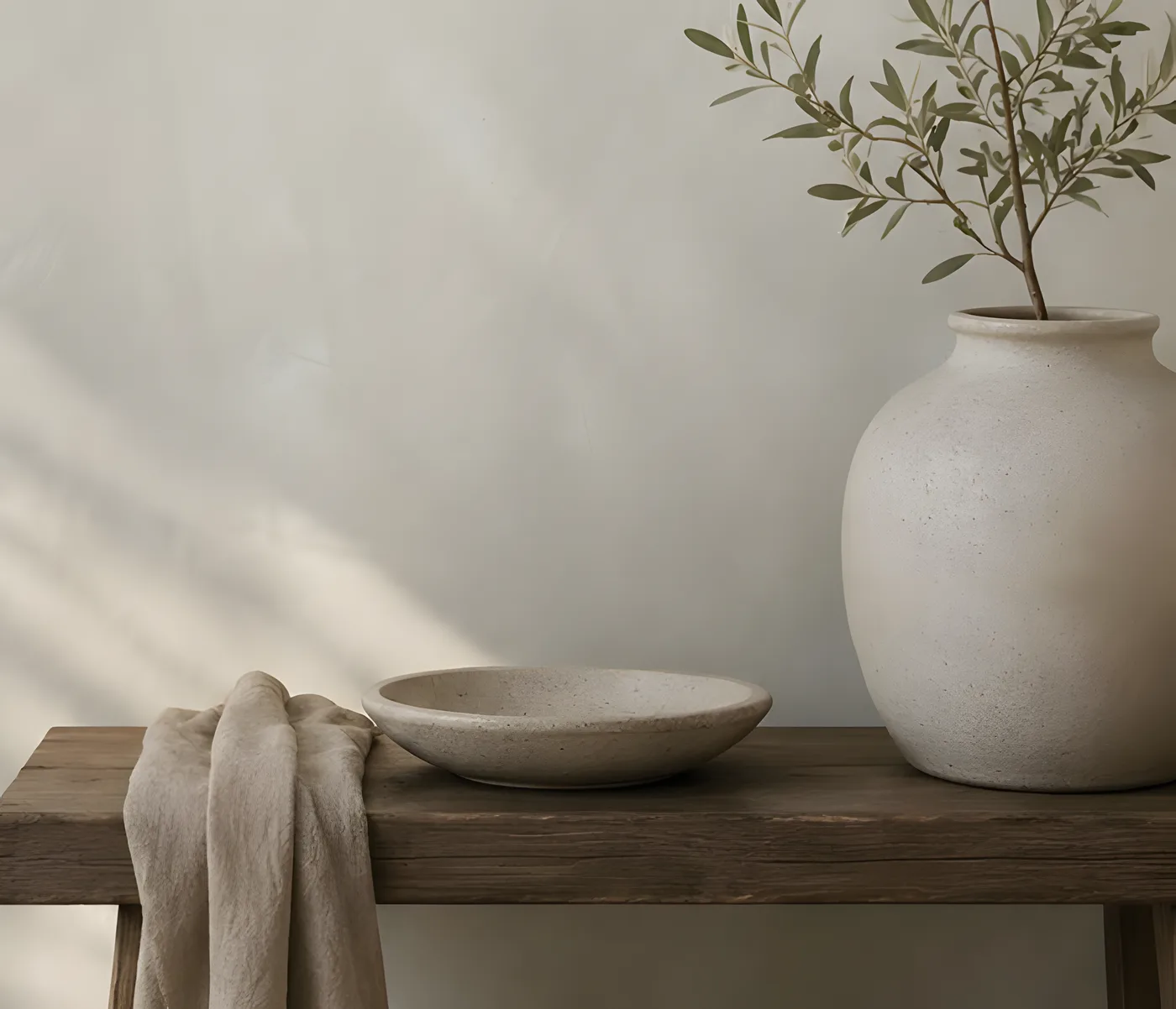 Detail stěny natřené vápennou barvou LimeWash s jemným stínováním