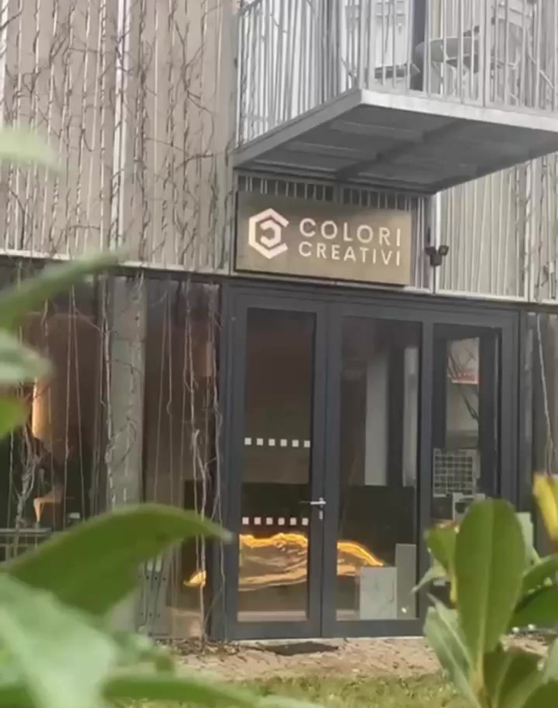 Vzorky mikrocementu v showroomu Colori Creativi