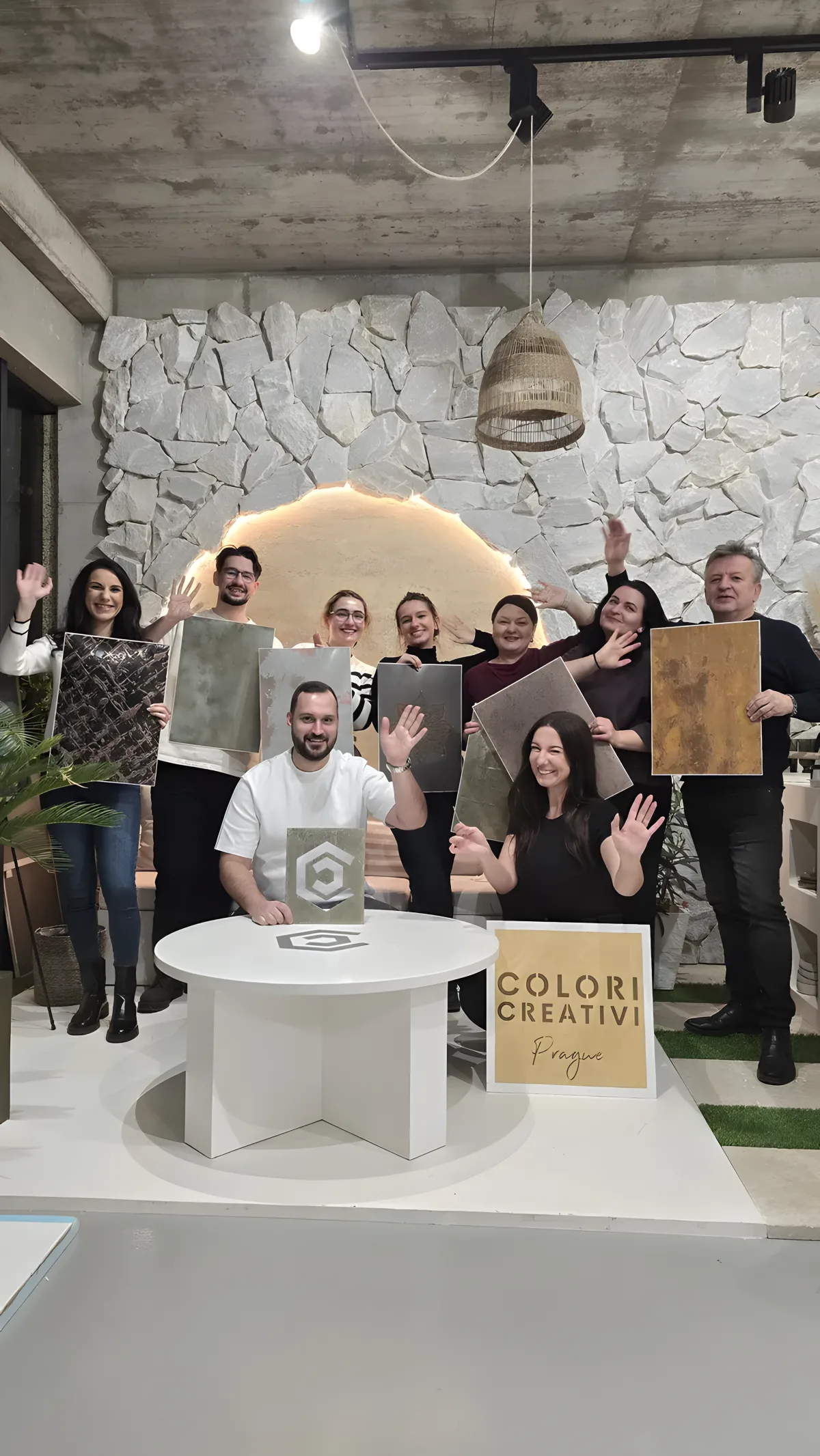 Aplikátoři se vzorovými deskami dekorativních povrchů v pražském showroomu Colori Creativi