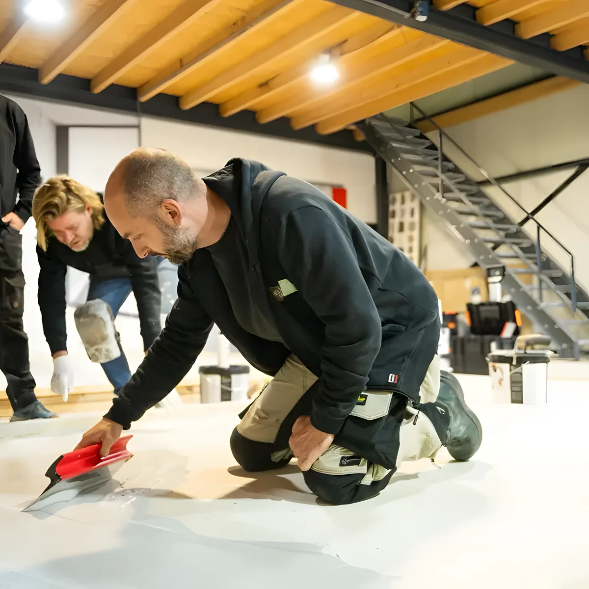 Aplikace jílové stěrky Tera hladítkem na kurzu v showroomu Colori Creativi